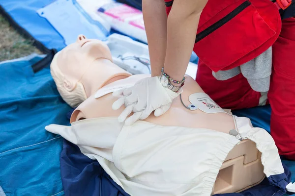 Pierwsza pomoc i kardiochirurgiczny kurs resuscytacji przy użyciu automatycznego urządzenia defibrylatora zewnętrznego - Aed — Zdjęcie stockowe