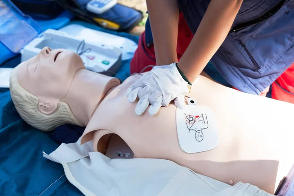 CPR kurs za pomocą automatycznego defibrylatora zewnętrznego urządzenia - Aed — Zdjęcie stockowe
