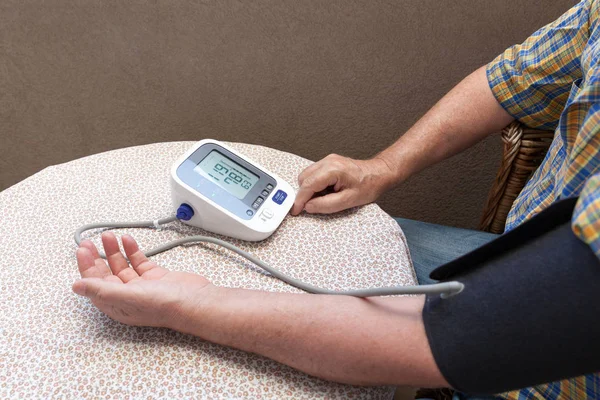 Dijital devic kullanarak kalp atış hızı kontrolüyle tansiyon ölçümü — Stok fotoğraf