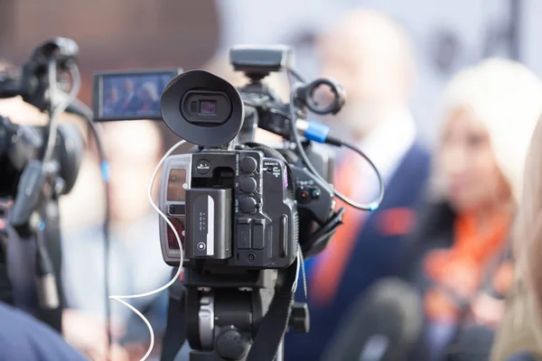 Filmar um evento de mídia com uma câmera de vídeo. Conferência de imprensa . — Fotografia de Stock