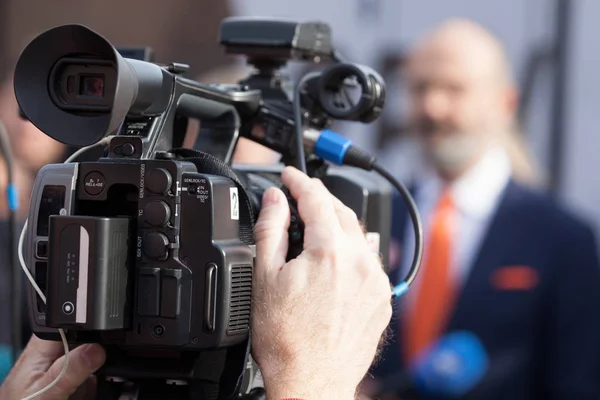 Съемки медиа-события с видеокамерой. Новости или пресс-конференция . — стоковое фото