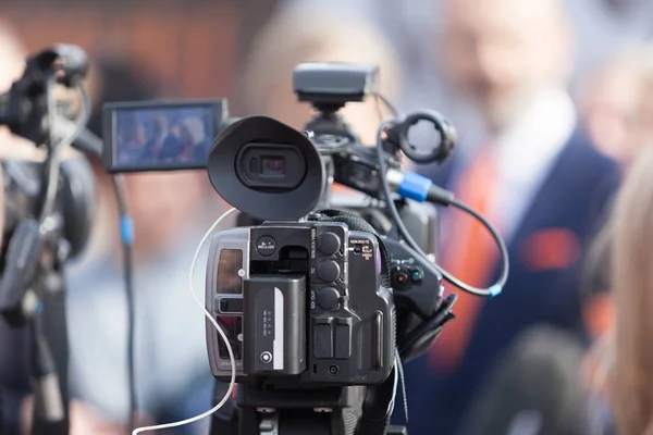 Tournage de nouvelles ou conférence de presse avec une caméra vidéo — Photo