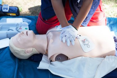 İlk yardım ve suni teneffüs eğitimi otomatik dış defibrilatör aygıtı - Aed