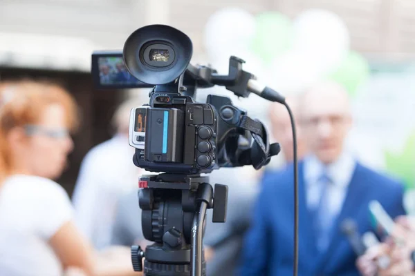 Bir medya olayını video kamerayla çekmek. Haber ya da basın toplantısı. — Stok fotoğraf