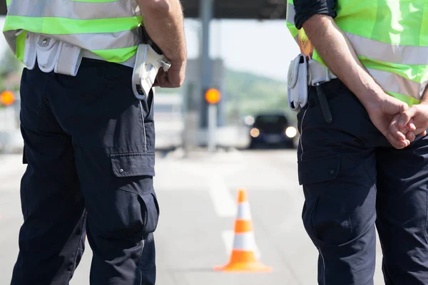 Oficiales de policía controlando el tráfico en la carretera — Foto de Stock