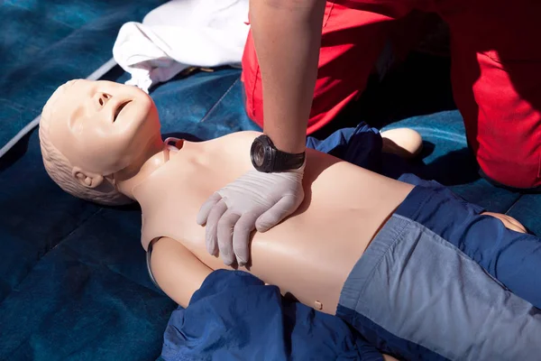 Cpr - Kardiopulmonální resuscitace a třída první pomoci pro dítě — Stock fotografie