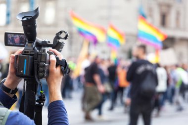 Kamera operatörü Lgbt geçit törenini veya Gay gururunu kaydediyor