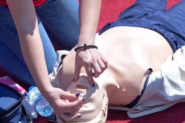 First aid and CPR training detail — 图库照片