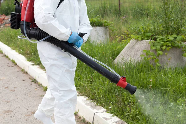 Pest control worker spraying insecticide — Stock Photo, Image