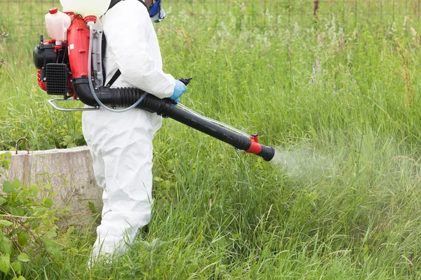 Trabalhador do controlo de pragas que pulveriza insecticida — Fotografia de Stock