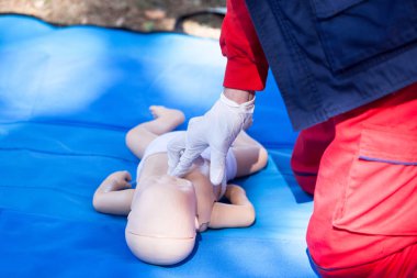 CPR - Kardiyopulmoner resüsitasyon ve ilk yardım sınıfı veya eğitim