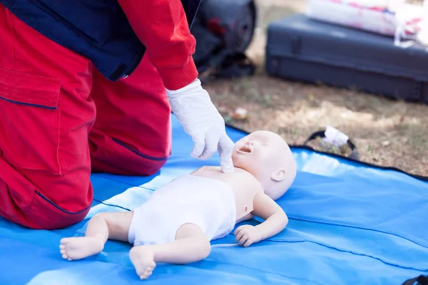婴儿急救和Cpr培训 — 图库照片