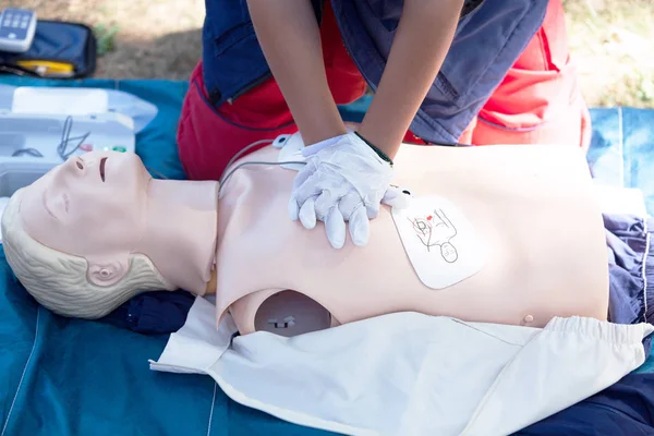 First Aid Cardiopulmonary Resuscitation Course Using Automated External Defibrillator Device — Stock Photo, Image
