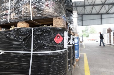 Depoda tehlike uyarısı sembolü olan yanıcı sıvı atığı