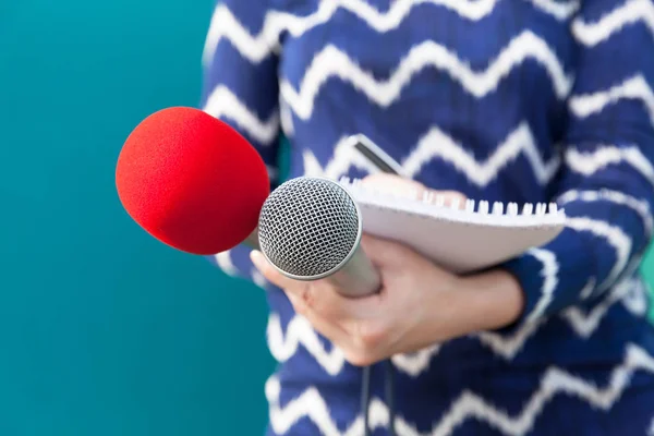 Kvinnlig Reporter Eller Journalist Vid Nyhetskonferens Med Mikrofon Och Anteckningar — Stockfoto
