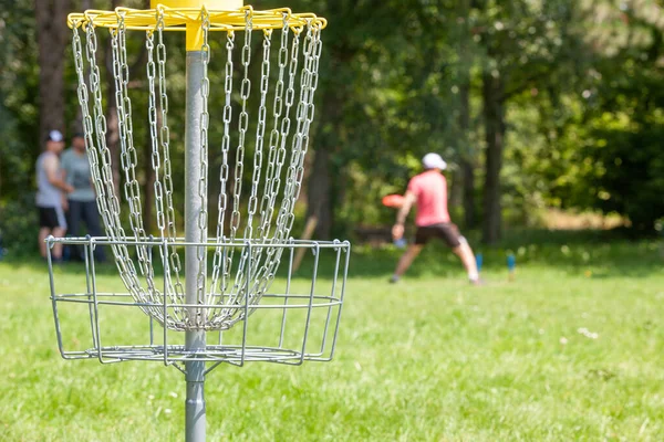 Muž Hraje Létající Disk Golf Sportovní Hra Městském Parku — Stock fotografie