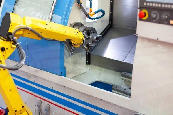 Cnc旋盤機械付きロボットアーム — ストック写真