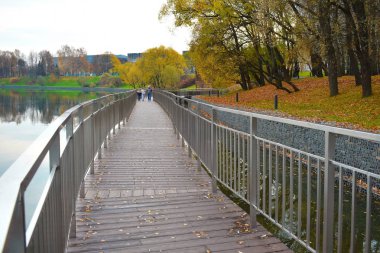 Şehir göletinde yaya yolu köprüsü. Parktaki metal dolgu..