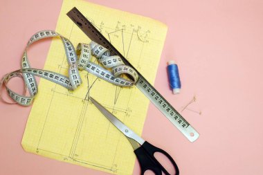 Terzi aletleri. İplikler, makas, desen ve dikiş için cetvel.