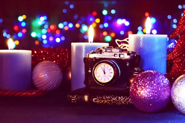 Celebración de Año Nuevo y Navidad. Velas y luces navideñas —  Fotos de Stock