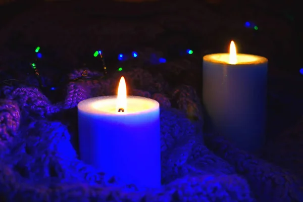 Πρωτοχρονιά και Χριστουγεννιάτικη γιορτή. Χριστουγεννιάτικα κεριά και φώτα — Φωτογραφία Αρχείου