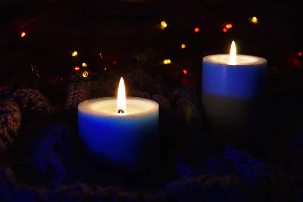 Celebración de Año Nuevo y Navidad. Velas y luces navideñas —  Fotos de Stock