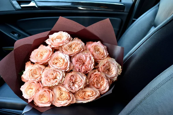 Розовые розы на автокресле. Служба доставки цветов. Любите цветы для женщины . — стоковое фото