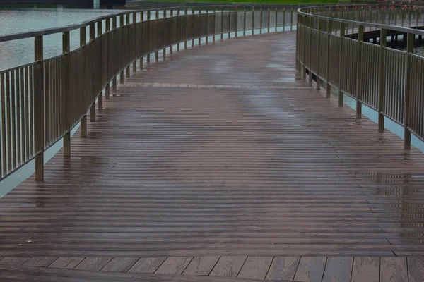 Beautiful promenade with railing for walking. The outgoing road perspective. — Stock Photo, Image