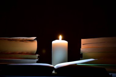 Kağıt arşivler, kitaplar ve yanan bir mum. Sihirli edebiyat geçmişi. Gizli topluluk. Gizli kitaplar.