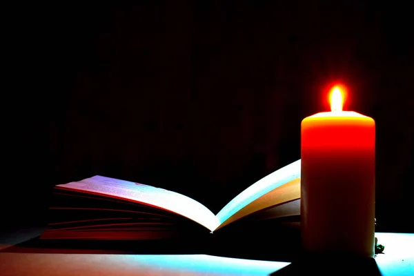 Esrarengiz kitap ve siyah mum. Sihirli edebi karanlık arkaplan. — Stok fotoğraf