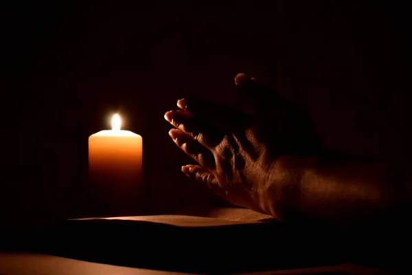 Tamamen Karanlıkta Bir Mumla Dini Bir Dua Allah Tan Yardım — Stok fotoğraf