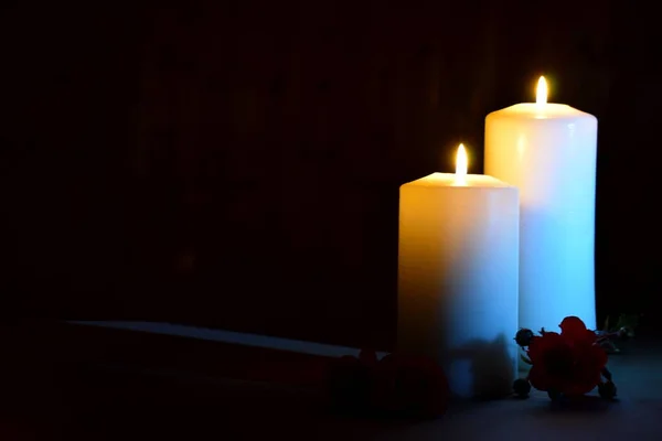 Dia de memória e tristeza. Lembra-te e chora. Duas velas brancas com flores em preto . — Fotografia de Stock