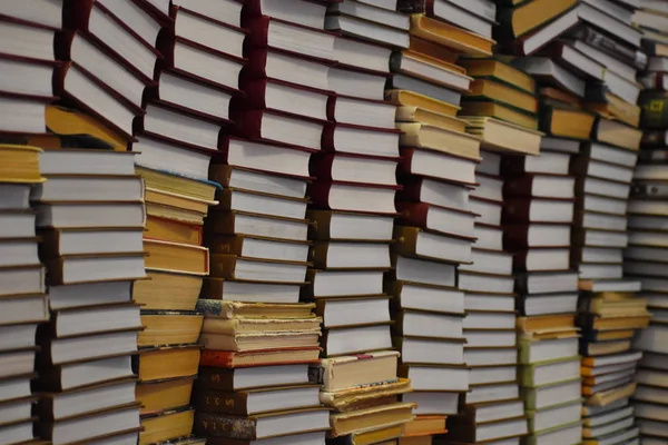 Grandes pilas de libros en la biblioteca . —  Fotos de Stock