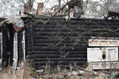 Yanmış ahşap bir evin çerçevesi. Yangından sonra eve git..