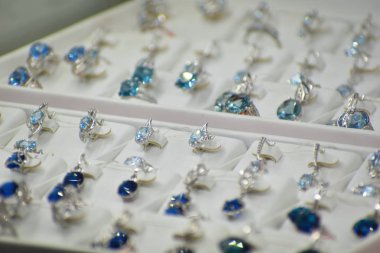 Mavi değerli taşlı gümüş mücevherler. Vitrin mücevher mağazası.