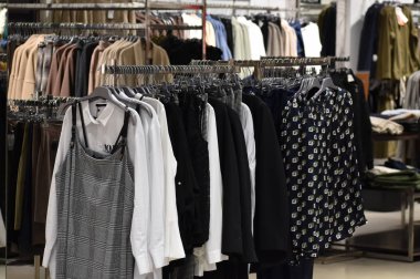 Moda butiği. Kıyafet seçmek ve satın almak.