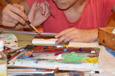 Çizim dersleri. Mather kızına yağlı boyayla resim yapmayı öğretiyor..