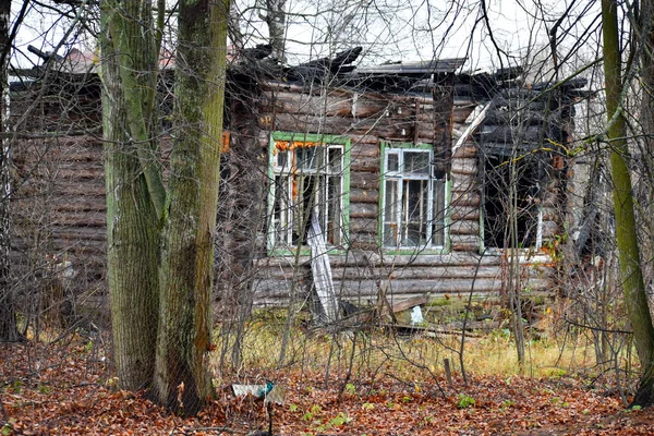 Cornice di una casa in legno bruciato. Log home dopo un incendio . — Foto Stock
