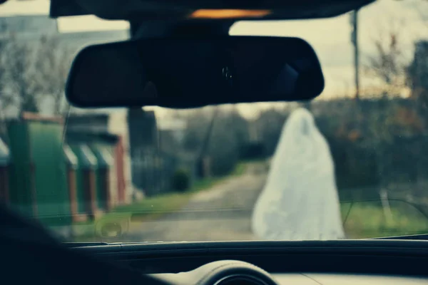 Fantôme sur la route. Je passe devant la voiture. Le conducteur a vu un fantôme blanc devant le capot . — Photo