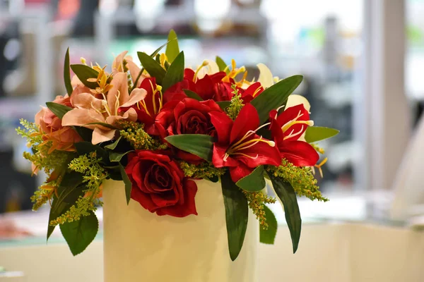 Composição da flor de mesa. Decoração floral do interior . — Fotografia de Stock