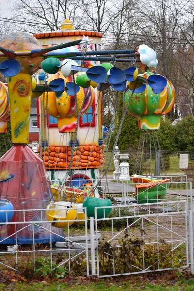 Old ferris wheel. Abandoned amusement park. — Stock Photo, Image