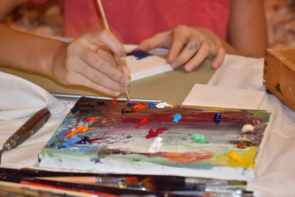 Девушка рисует на холсте. Арт-студия дома. Обучение рисованию масла . — стоковое фото