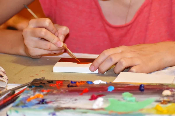 Девушка рисует картину красками. Кисти и палитра художника. Обучение рисованию . — стоковое фото