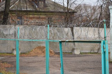 Çitin üzerindeki metal dikenli tel.