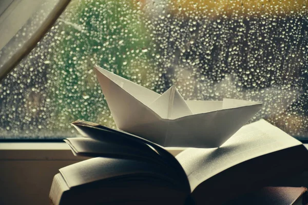 Lluvia fuera de la ventana. Libros en ventana de madera. Gotas de lluvia goteando en la ventana . —  Fotos de Stock