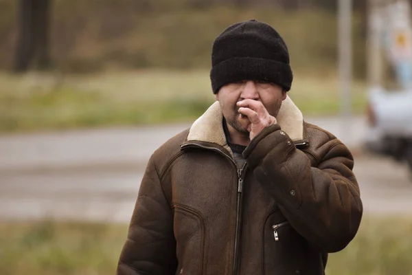 Портрет курящего взрослого мужчины . — стоковое фото