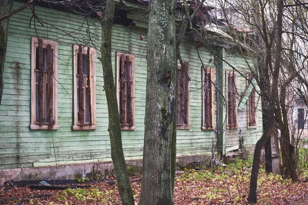 Деревянное здание с заколоченными окнами . — стоковое фото
