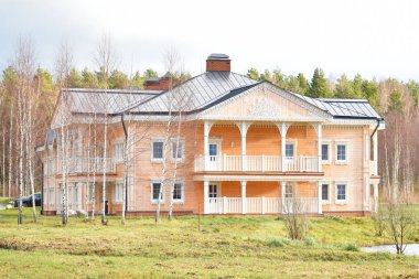 Eski Rus usulü ahşap bir otel. Güzel ahşap geleneksel ev