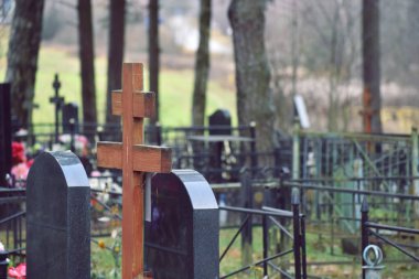 Mezarlıkta haçlar. İnsanların gömüldüğü kasvetli bir yer.