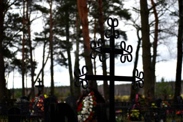 Cruces en el cementerio. Lugar sombrío de entierro de personas . — Foto de Stock